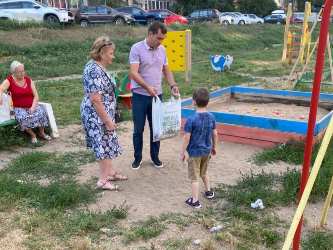 Евгений Чернов осмотрел состояние детских площадок 